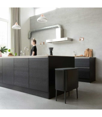 פח אשפה למטבח BO טאץ 36 ליטר, שחור מט Brabantia